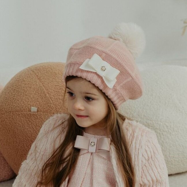 Megzta beretė mergaitei su kailio bumbulu Jamiks Kathrine rose 1 Megzta beretė mergaitei su kailio bumbulu Jamiks Kathrine rose 1